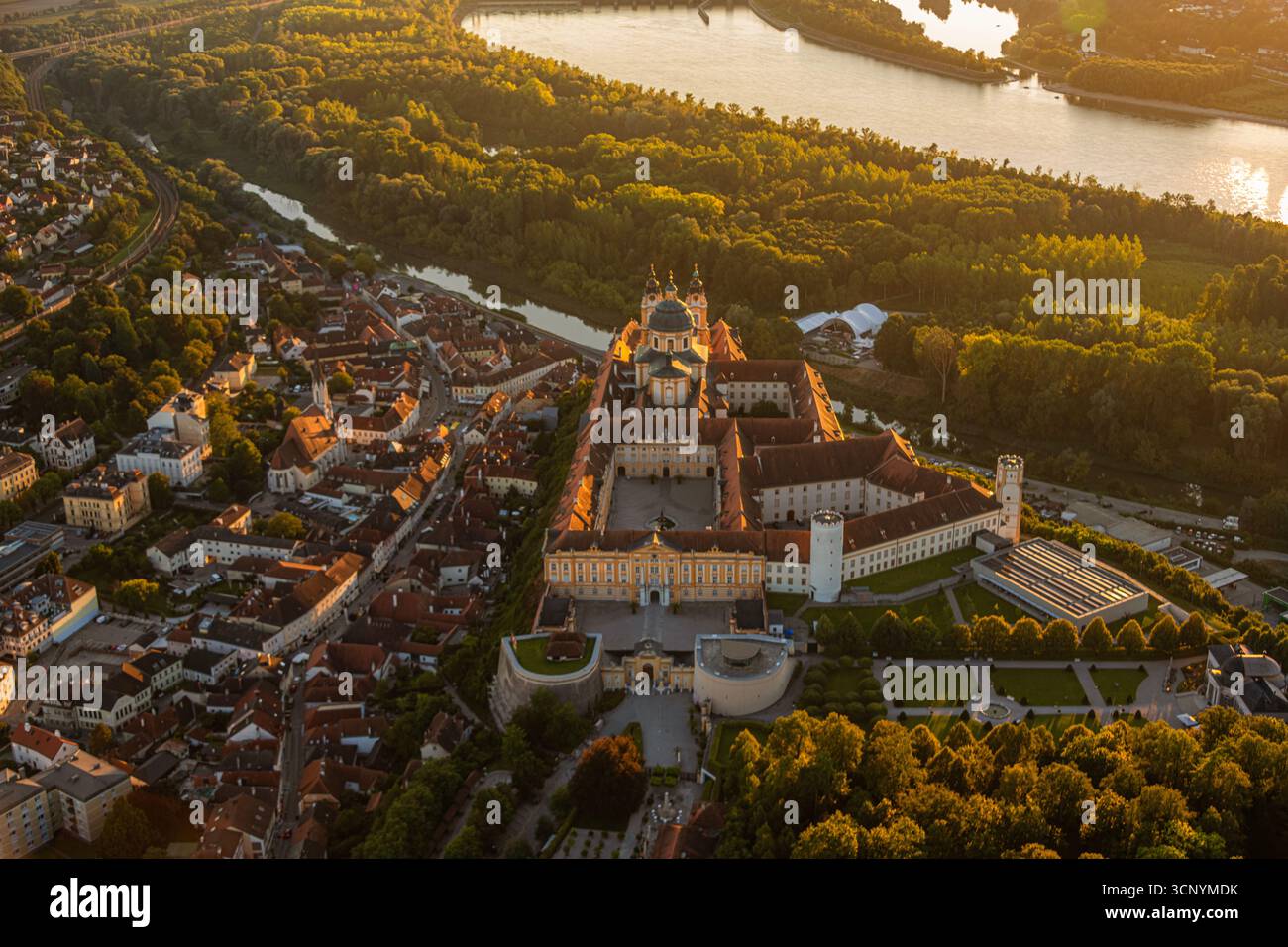 Vue aérienne de Melk et Stift Melk ou de l'abbaye de Melk dans la région de Wachau, en Autriche. Banque D'Images