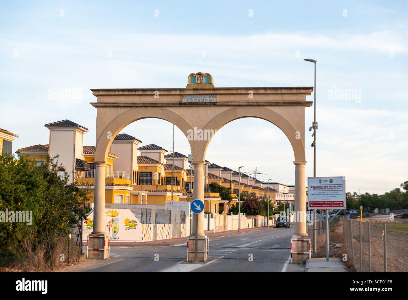 Urbanisation LO Crispin, Algorfa, dans la province d'Alicante, Espagne. Arche d'entrée avec panneau de sécurité de la police. Propriétés dans la ville résidentielle Banque D'Images