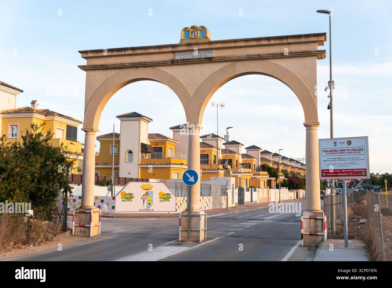 Urbanisation LO Crispin, Algorfa, dans la province d'Alicante, Espagne. Arche d'entrée avec panneau de sécurité de la police. Propriétés dans la ville résidentielle Banque D'Images