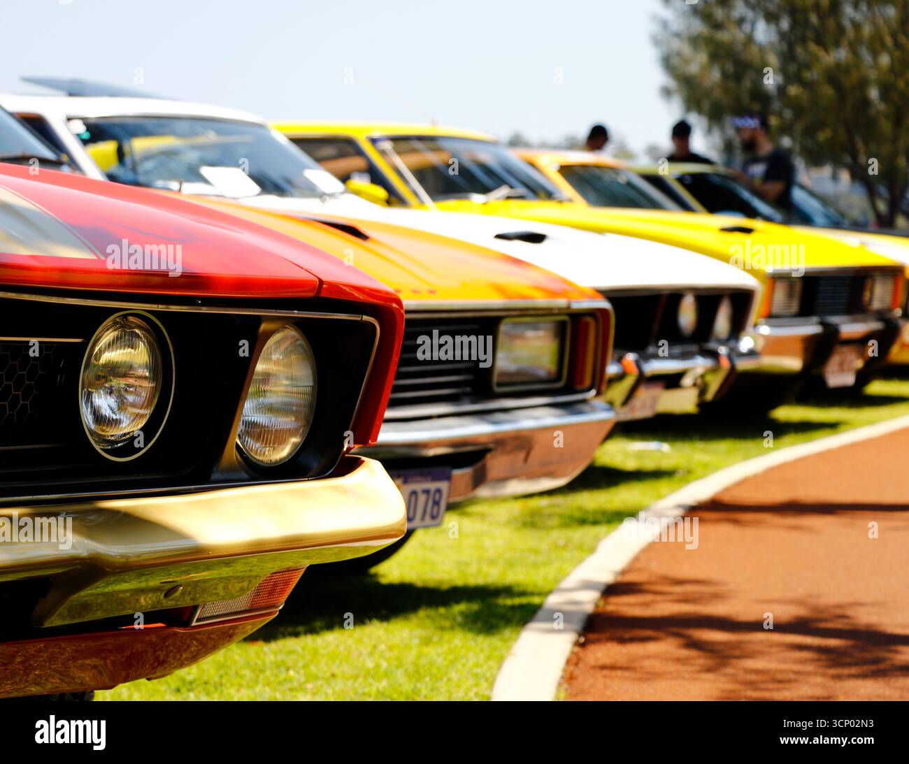Ligne de magnifiques voitures musculées australiennes des années 1970. Banque D'Images
