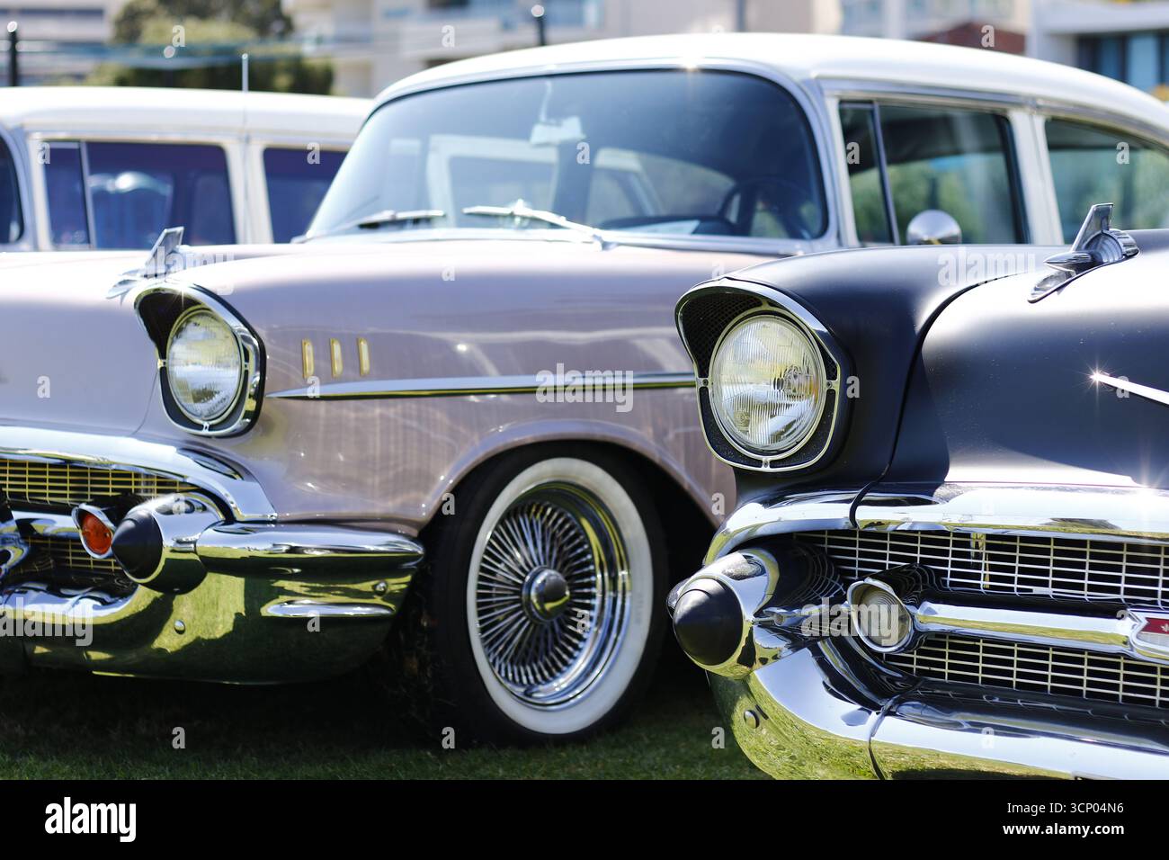 Réflexions sur la maîtrise automobile d'une époque révolue : ils ne fabriquent plus de voitures comme celle-ci. Banque D'Images