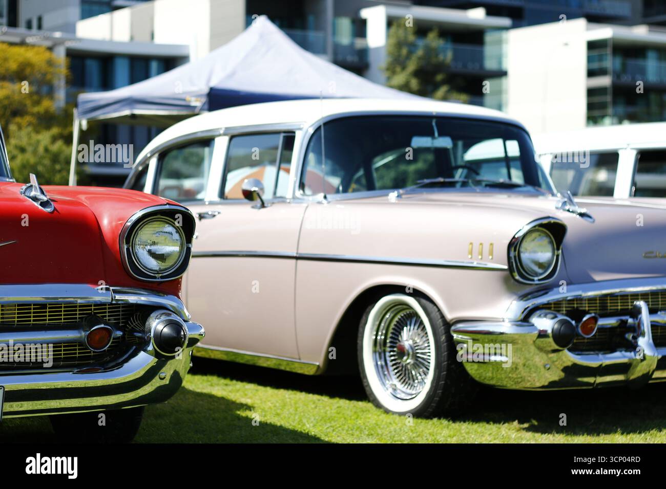 Réflexions sur la maîtrise automobile d'une époque révolue : ils ne fabriquent plus de voitures comme celle-ci. Banque D'Images