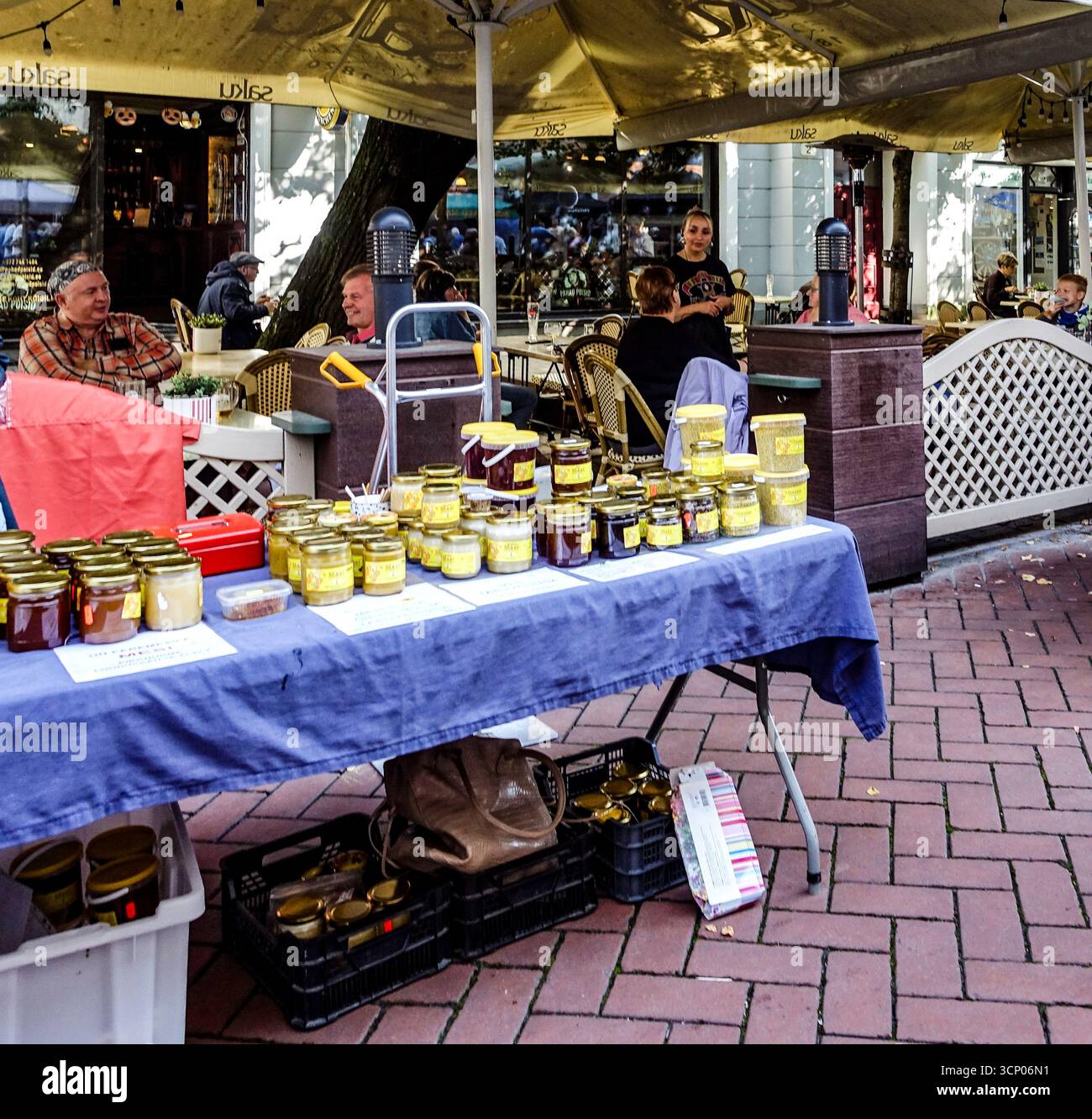 Stand de marché du week-end à Tartu, Estonie, vendant des pots de miel et des conserves, reflétant la culture traditionnelle estonienne de la nourriture et des produits locaux. Banque D'Images