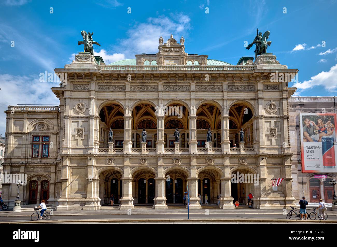 L’Opéra d’État de Vienne (Wiener Staatsoper), l’un des plus grands opéras du monde, se dresse en grandeur le long de la Ringstrasse. Banque D'Images