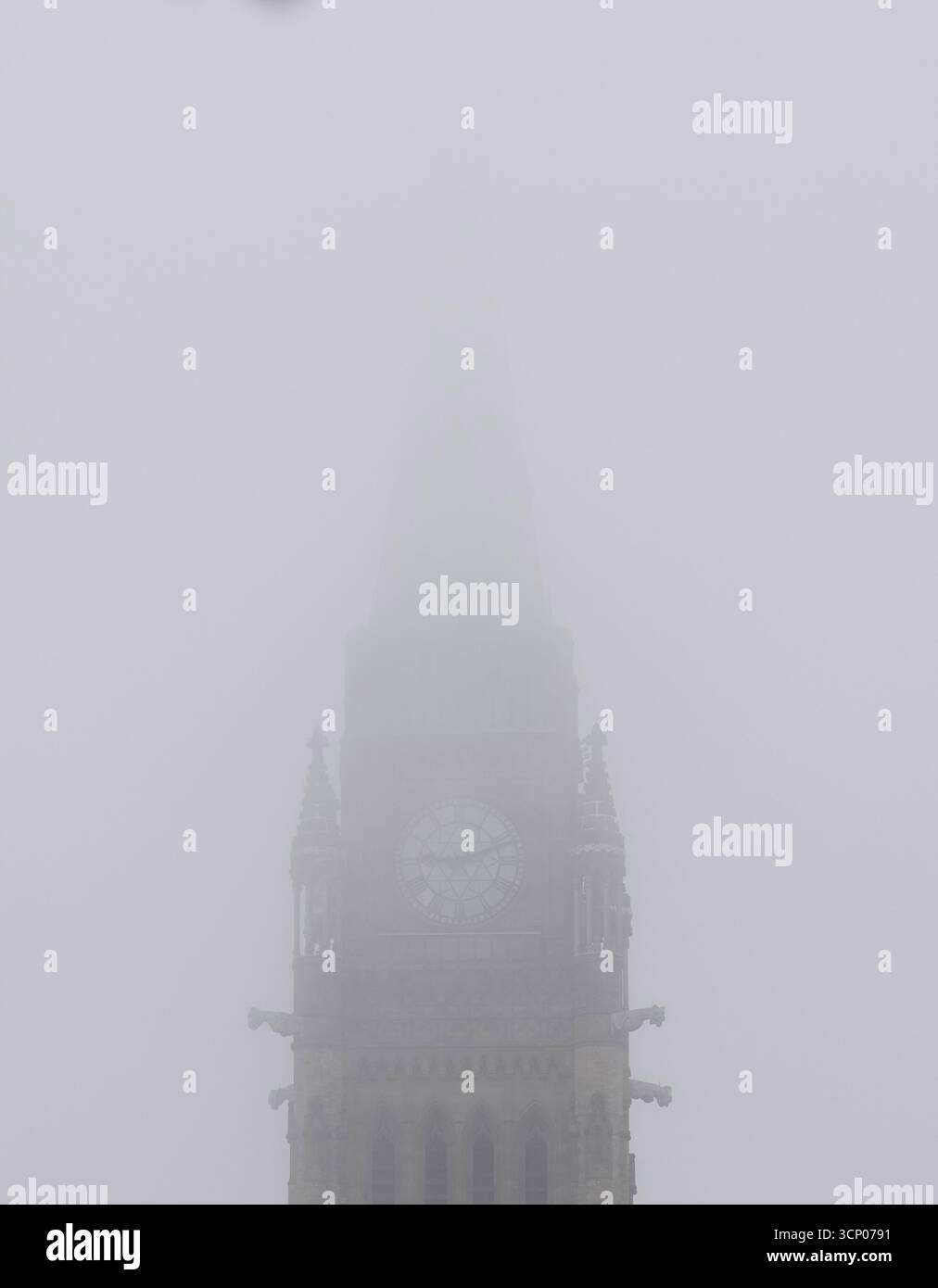 Ottawa, Canada. 23 septembre 2025. Du brouillard entoure la tour de la paix sur la colline du Parlement à Ottawa le mardi 23 septembre 2025. Crédit : la presse canadienne/Alamy Live News Banque D'Images