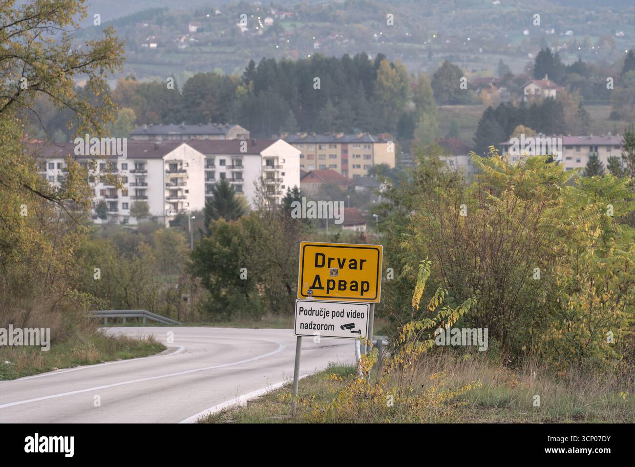 Bosnie-Herzégovine, Drvar (Mun.), Drvar (Titov Drvar) : panneau de signalisation Banque D'Images