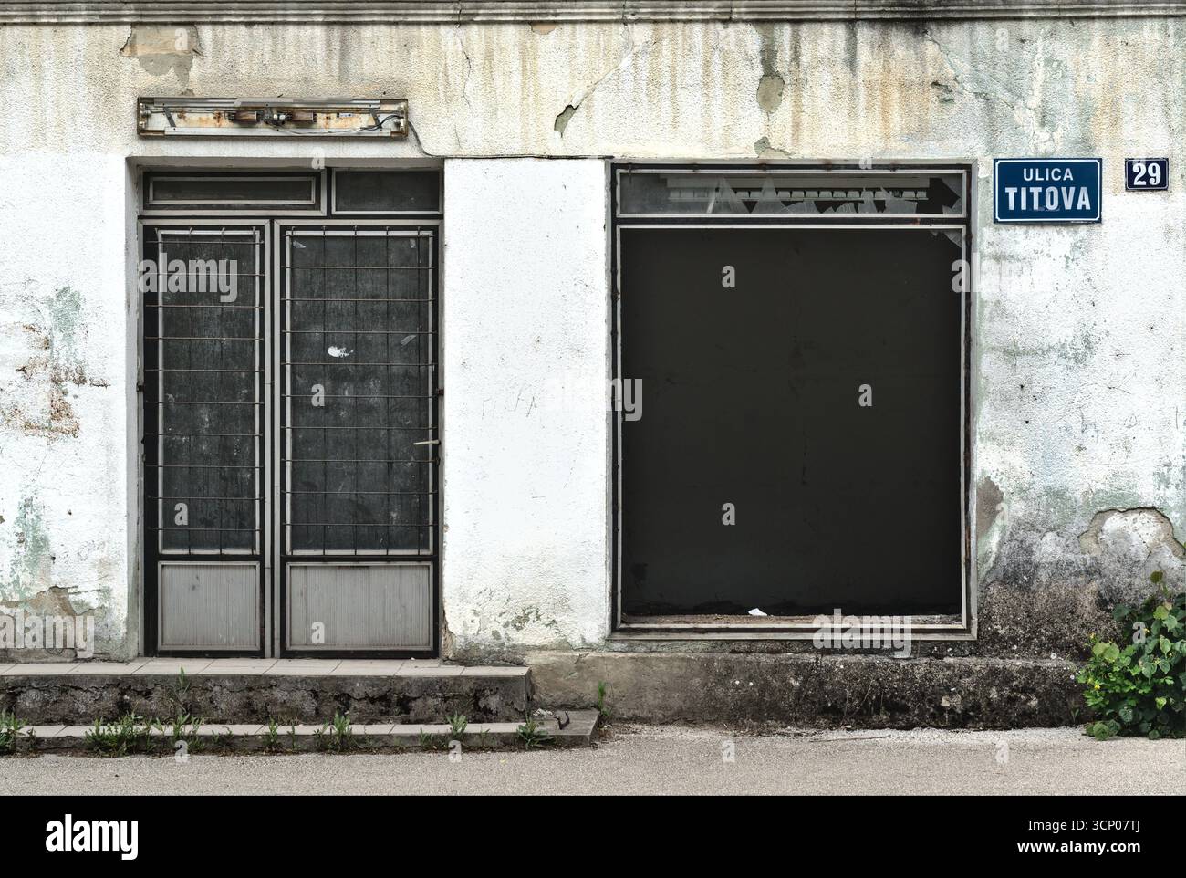 Bosnie-Herzégovine, Drvar (Mun.), Drvar (Titov Drvar) : rue Maršal Tito ('Ulica Maršala Tita') Banque D'Images