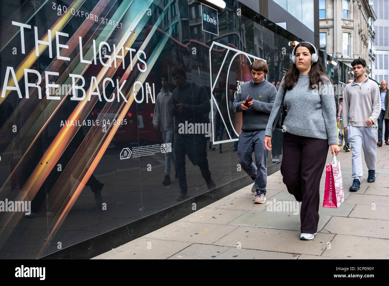 Londres, Royaume-Uni. 23 septembre 2025. Les gens font du shopping sur Oxford Street, qui serait la rue commerçante la plus fréquentée d’Europe. L’Organisation de coopération et de développement économiques (OCDE) prévoit que l’inflation au Royaume-Uni sera en moyenne de 3,5% en 2025, au-dessus de l’objectif de 2% de la Banque d’Angleterre, et supérieure à celle des États-Unis à 2,7%, malgré l’imposition par Donald Trump des droits de douane les plus élevés depuis les années 1930 sur les importations, une politique qui devrait faire monter les prix. Credit : Stephen Chung / Alamy Live News Banque D'Images