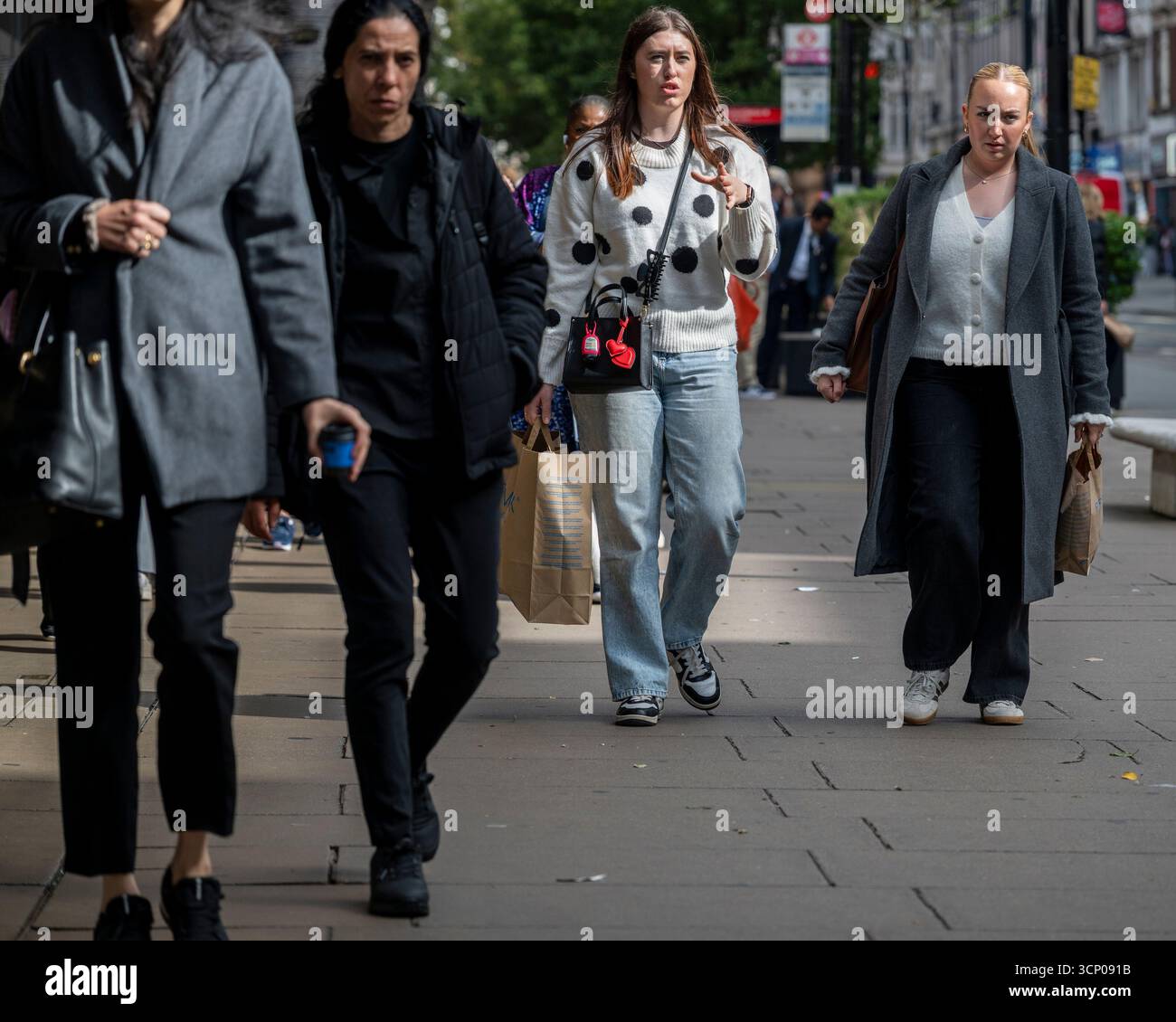 Londres, Royaume-Uni. 23 septembre 2025. Les gens font du shopping sur Oxford Street, qui serait la rue commerçante la plus fréquentée d’Europe. L’Organisation de coopération et de développement économiques (OCDE) prévoit que l’inflation au Royaume-Uni sera en moyenne de 3,5% en 2025, au-dessus de l’objectif de 2% de la Banque d’Angleterre, et supérieure à celle des États-Unis à 2,7%, malgré l’imposition par Donald Trump des droits de douane les plus élevés depuis les années 1930 sur les importations, une politique qui devrait faire monter les prix. Credit : Stephen Chung / Alamy Live News Banque D'Images