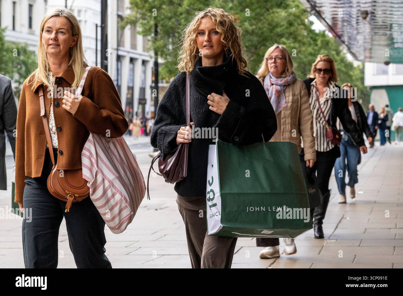Londres, Royaume-Uni. 23 septembre 2025. Les gens font du shopping sur Oxford Street, qui serait la rue commerçante la plus fréquentée d’Europe. L’Organisation de coopération et de développement économiques (OCDE) prévoit que l’inflation au Royaume-Uni sera en moyenne de 3,5% en 2025, au-dessus de l’objectif de 2% de la Banque d’Angleterre, et supérieure à celle des États-Unis à 2,7%, malgré l’imposition par Donald Trump des droits de douane les plus élevés depuis les années 1930 sur les importations, une politique qui devrait faire monter les prix. Credit : Stephen Chung / Alamy Live News Banque D'Images