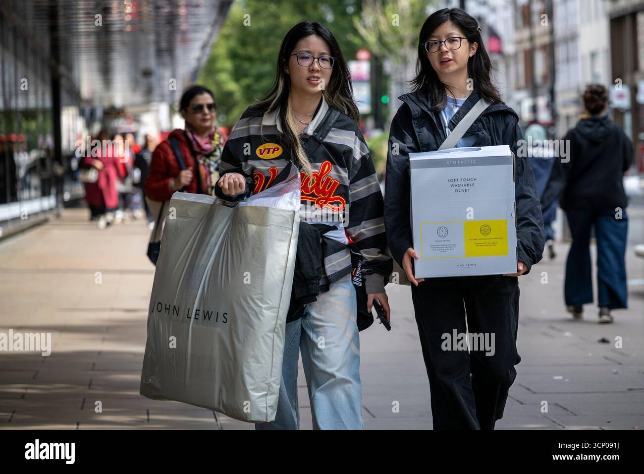 Londres, Royaume-Uni. 23 septembre 2025. Les gens font du shopping sur Oxford Street, qui serait la rue commerçante la plus fréquentée d’Europe. L’Organisation de coopération et de développement économiques (OCDE) prévoit que l’inflation au Royaume-Uni sera en moyenne de 3,5% en 2025, au-dessus de l’objectif de 2% de la Banque d’Angleterre, et supérieure à celle des États-Unis à 2,7%, malgré l’imposition par Donald Trump des droits de douane les plus élevés depuis les années 1930 sur les importations, une politique qui devrait faire monter les prix. Credit : Stephen Chung / Alamy Live News Banque D'Images