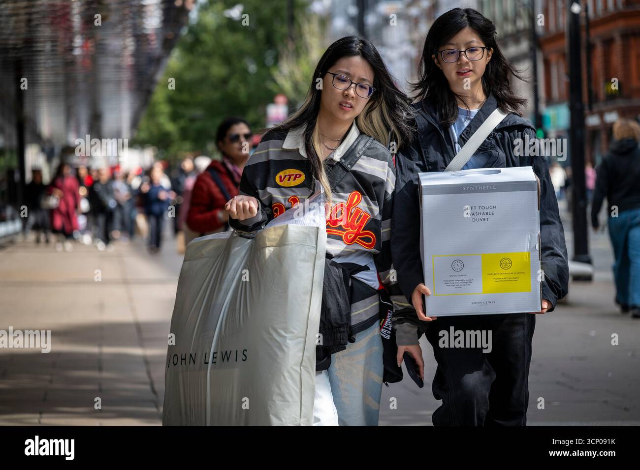 Londres, Royaume-Uni. 23 septembre 2025. Les gens font du shopping sur Oxford Street, qui serait la rue commerçante la plus fréquentée d’Europe. L’Organisation de coopération et de développement économiques (OCDE) prévoit que l’inflation au Royaume-Uni sera en moyenne de 3,5% en 2025, au-dessus de l’objectif de 2% de la Banque d’Angleterre, et supérieure à celle des États-Unis à 2,7%, malgré l’imposition par Donald Trump des droits de douane les plus élevés depuis les années 1930 sur les importations, une politique qui devrait faire monter les prix. Credit : Stephen Chung / Alamy Live News Banque D'Images