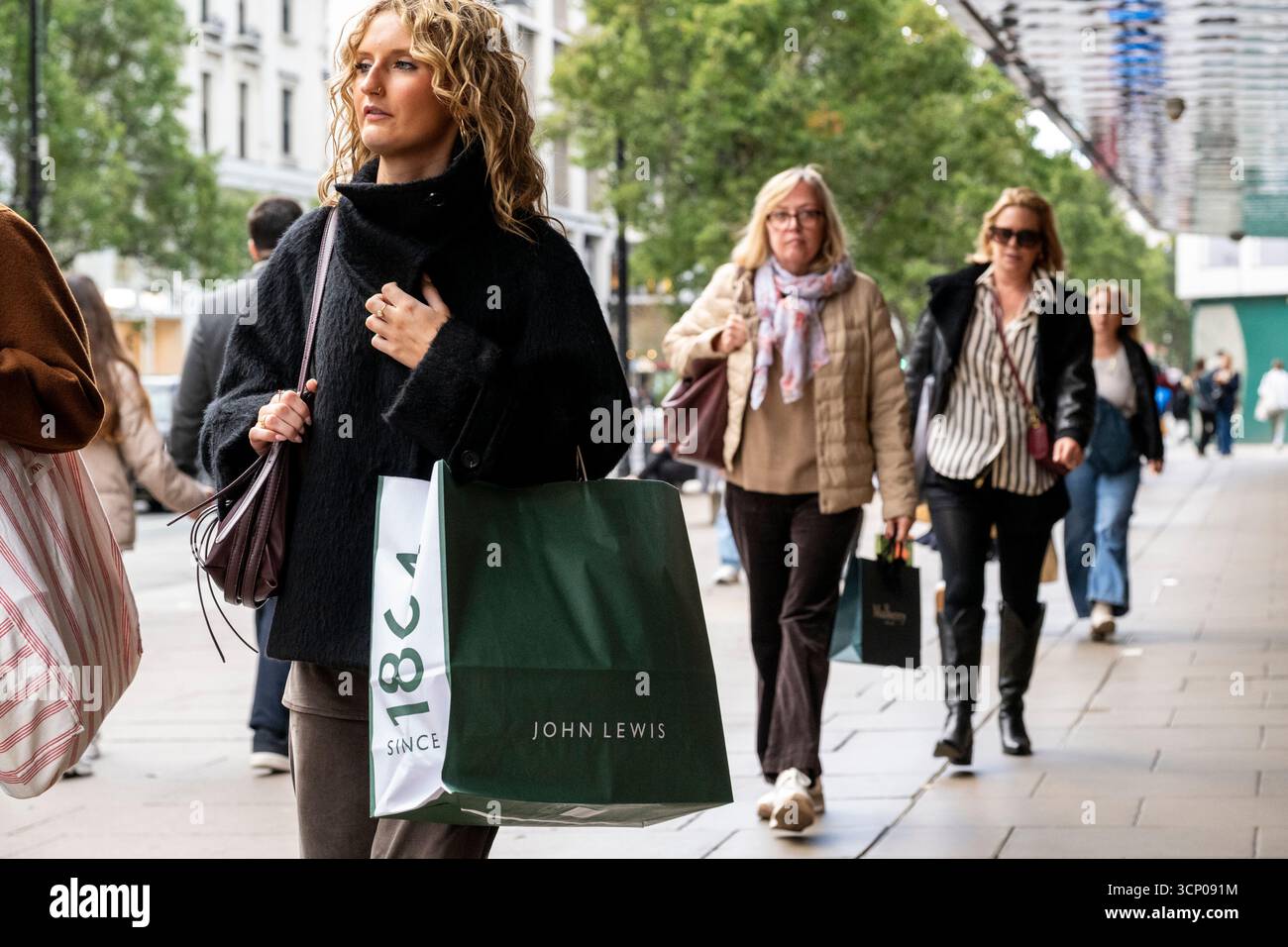 Londres, Royaume-Uni. 23 septembre 2025. Les gens font du shopping sur Oxford Street, qui serait la rue commerçante la plus fréquentée d’Europe. L’Organisation de coopération et de développement économiques (OCDE) prévoit que l’inflation au Royaume-Uni sera en moyenne de 3,5% en 2025, au-dessus de l’objectif de 2% de la Banque d’Angleterre, et supérieure à celle des États-Unis à 2,7%, malgré l’imposition par Donald Trump des droits de douane les plus élevés depuis les années 1930 sur les importations, une politique qui devrait faire monter les prix. Credit : Stephen Chung / Alamy Live News Banque D'Images