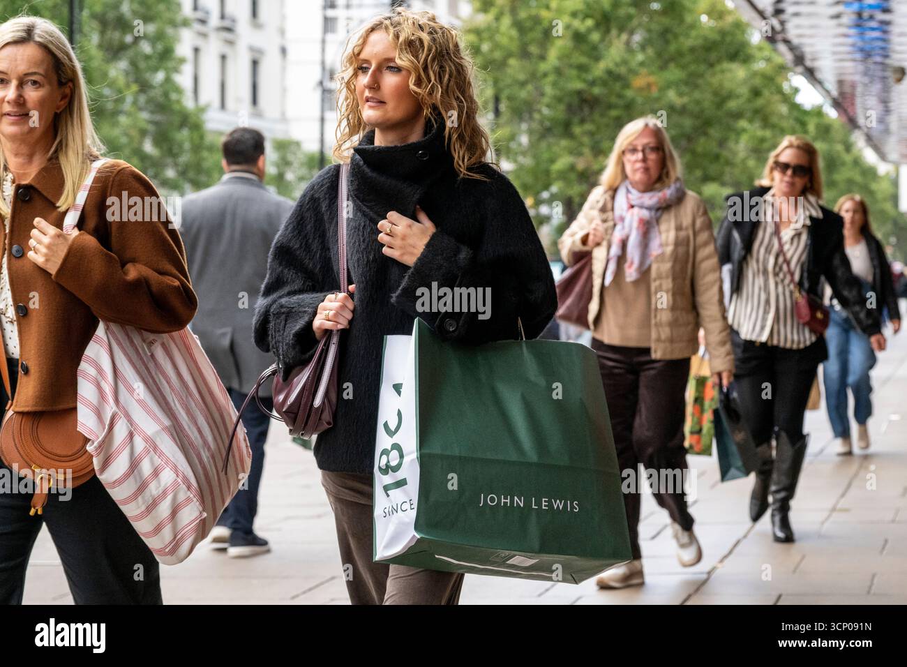 Londres, Royaume-Uni. 23 septembre 2025. Les gens font du shopping sur Oxford Street, qui serait la rue commerçante la plus fréquentée d’Europe. L’Organisation de coopération et de développement économiques (OCDE) prévoit que l’inflation au Royaume-Uni sera en moyenne de 3,5% en 2025, au-dessus de l’objectif de 2% de la Banque d’Angleterre, et supérieure à celle des États-Unis à 2,7%, malgré l’imposition par Donald Trump des droits de douane les plus élevés depuis les années 1930 sur les importations, une politique qui devrait faire monter les prix. Credit : Stephen Chung / Alamy Live News Banque D'Images