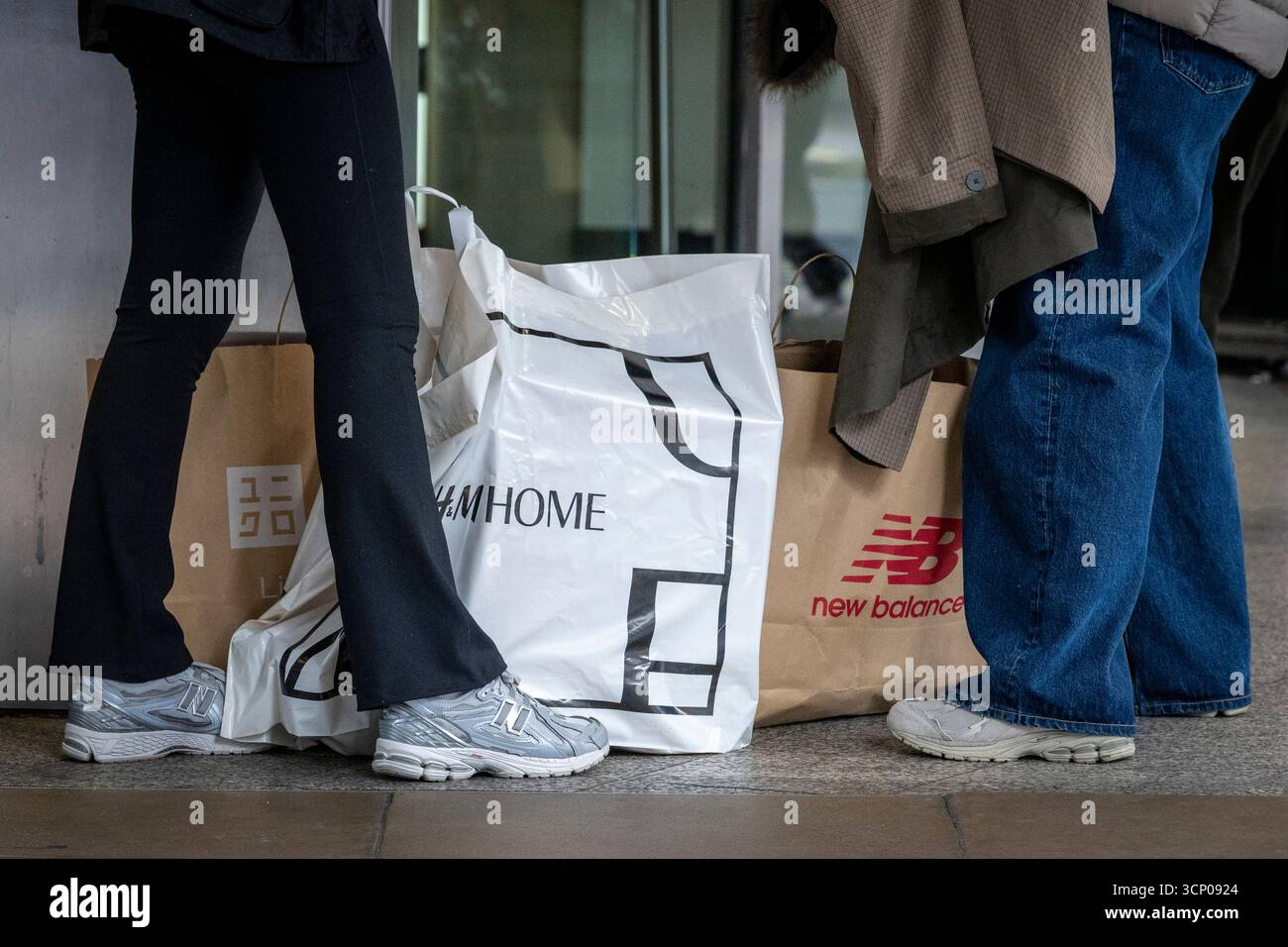 Londres, Royaume-Uni. 23 septembre 2025. Les gens font du shopping sur Oxford Street, qui serait la rue commerçante la plus fréquentée d’Europe. L’Organisation de coopération et de développement économiques (OCDE) prévoit que l’inflation au Royaume-Uni sera en moyenne de 3,5% en 2025, au-dessus de l’objectif de 2% de la Banque d’Angleterre, et supérieure à celle des États-Unis à 2,7%, malgré l’imposition par Donald Trump des droits de douane les plus élevés depuis les années 1930 sur les importations, une politique qui devrait faire monter les prix. Credit : Stephen Chung / Alamy Live News Banque D'Images