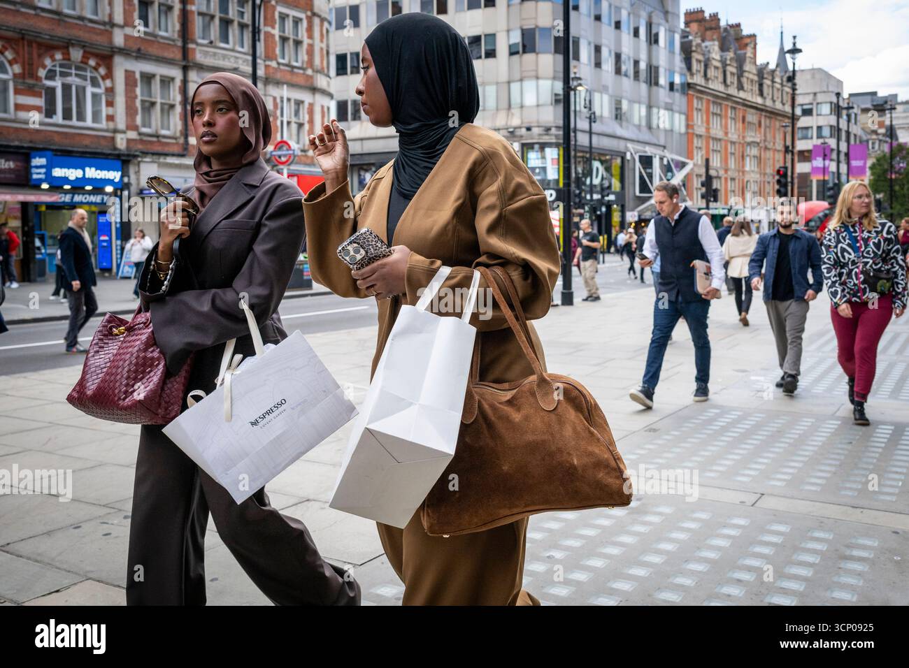 Londres, Royaume-Uni. 23 septembre 2025. Les gens font du shopping sur Oxford Street, qui serait la rue commerçante la plus fréquentée d’Europe. L’Organisation de coopération et de développement économiques (OCDE) prévoit que l’inflation au Royaume-Uni sera en moyenne de 3,5% en 2025, au-dessus de l’objectif de 2% de la Banque d’Angleterre, et supérieure à celle des États-Unis à 2,7%, malgré l’imposition par Donald Trump des droits de douane les plus élevés depuis les années 1930 sur les importations, une politique qui devrait faire monter les prix. Credit : Stephen Chung / Alamy Live News Banque D'Images