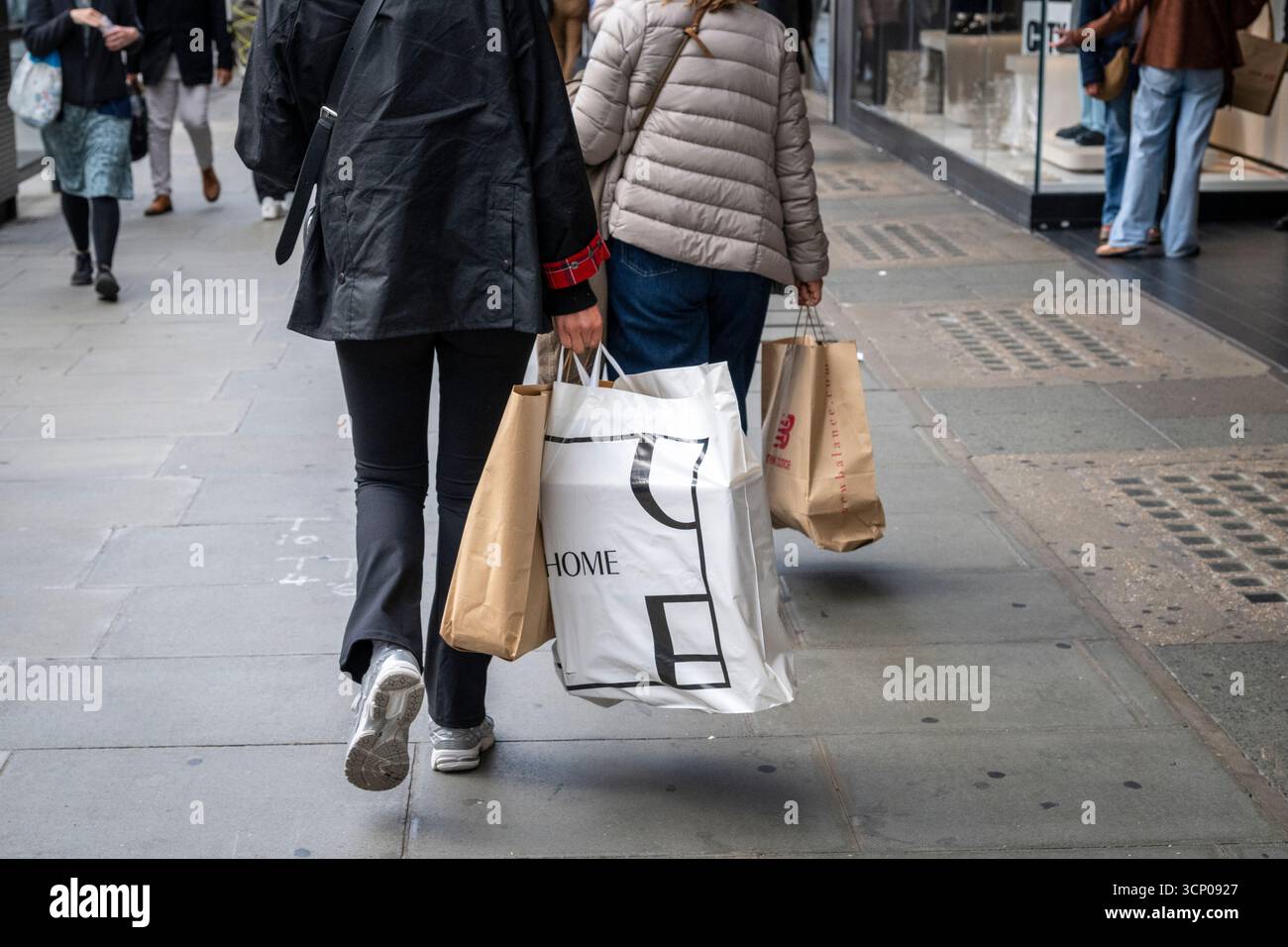 Londres, Royaume-Uni. 23 septembre 2025. Les gens font du shopping sur Oxford Street, qui serait la rue commerçante la plus fréquentée d’Europe. L’Organisation de coopération et de développement économiques (OCDE) prévoit que l’inflation au Royaume-Uni sera en moyenne de 3,5% en 2025, au-dessus de l’objectif de 2% de la Banque d’Angleterre, et supérieure à celle des États-Unis à 2,7%, malgré l’imposition par Donald Trump des droits de douane les plus élevés depuis les années 1930 sur les importations, une politique qui devrait faire monter les prix. Credit : Stephen Chung / Alamy Live News Banque D'Images