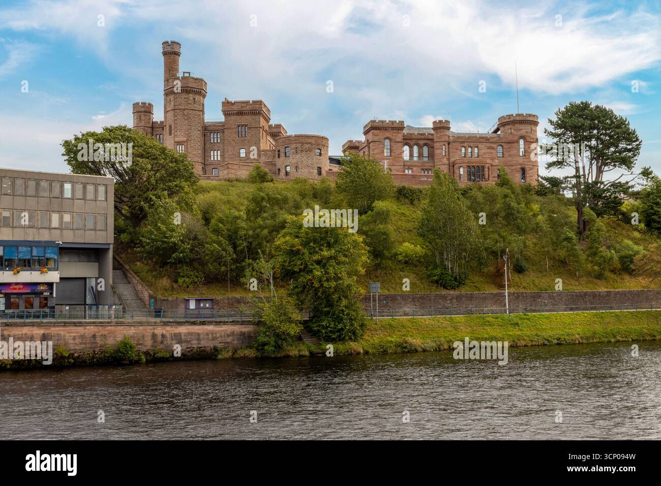 Vieille ville d'Inverness, vue depuis la rivière Ness dans les Highlands écossais Banque D'Images