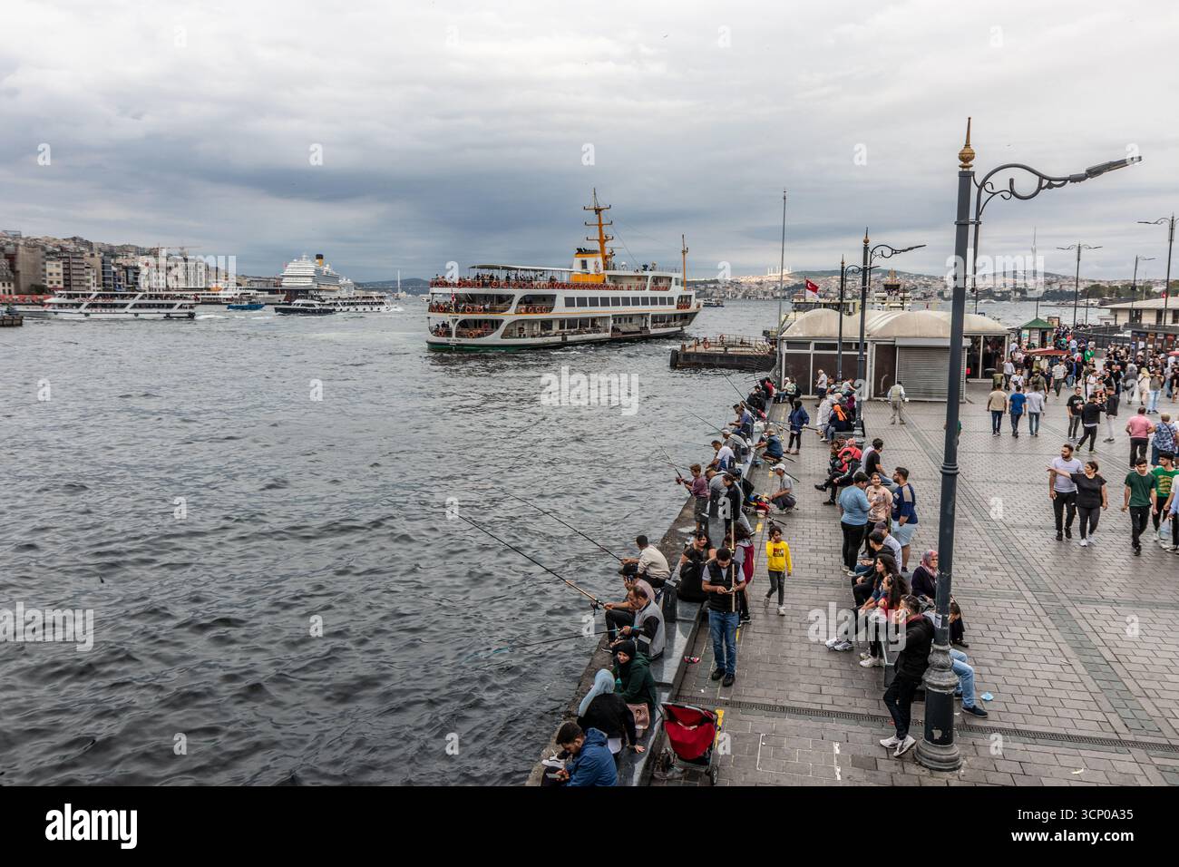 ISTANBUL, TURQUIE - 18 SEPTEMBRE 2022 : pêcheurs à Eminonu à Istanbul, Turquie Banque D'Images
