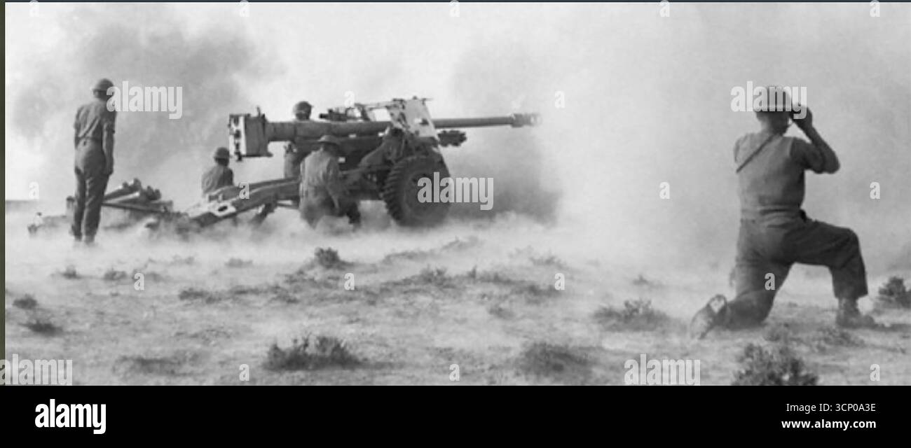 CAMPAGNE AFRIQUE DU NORD 1943. Unité d'artillerie britannique tirant un canon antichar remorqué de 17 lb Banque D'Images