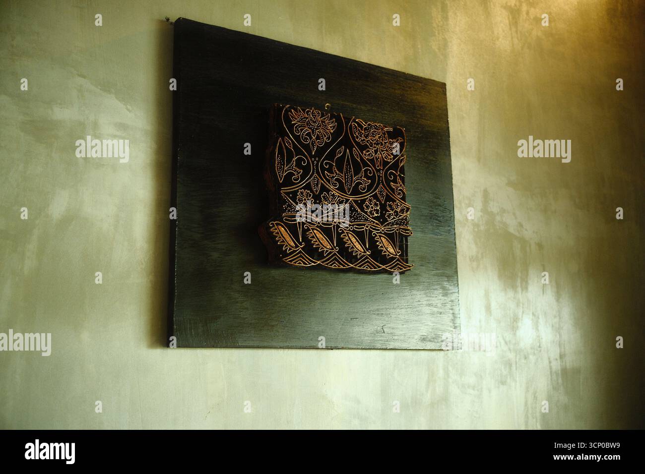Timbre traditionnel Artisan Batik avec motif floral comme art décoratif Banque D'Images