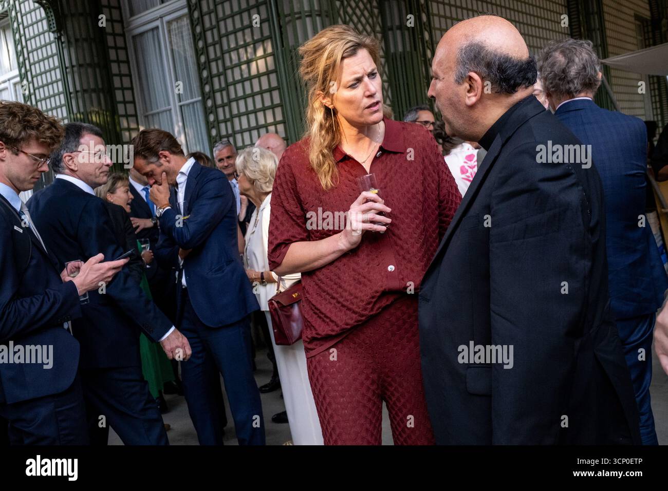 Annelies Verlinden, ministre belge de la Justice, en conversation lors de la réception de la Fête nationale française au Vaux Hall à Bruxelles en Belgique le 14 Banque D'Images