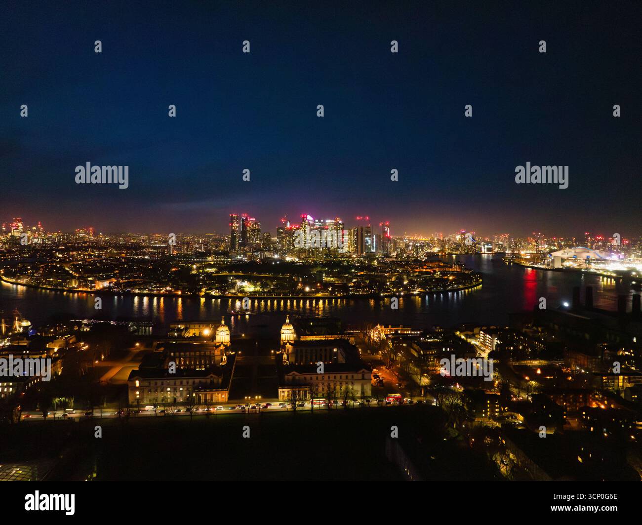 Vue aérienne par drone sur Londres illuminée la nuit. Banque D'Images