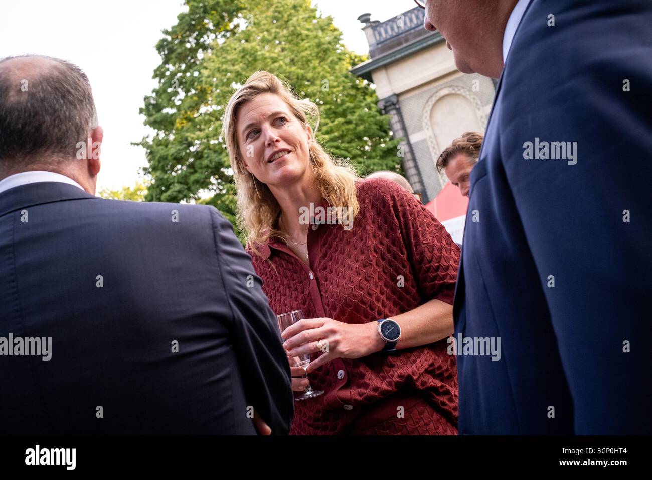 Annelies Verlinden, ministre belge de la Justice, en conversation lors de la réception de la Fête nationale française au Vaux Hall à Bruxelles en Belgique le 14 Banque D'Images