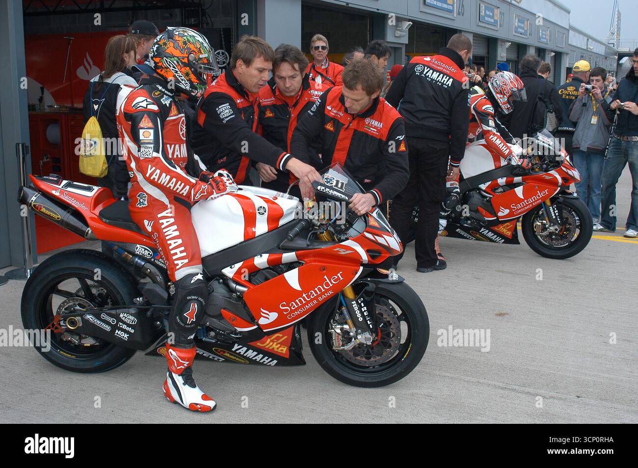 World Superbikes samedi qualification Donnington Park Angleterre royaume-uni 31032007 mars printemps 2007.Troy Corser (11) pour Yamaha Motor Italia sur une Yamaha YZF R1. Yamaha Motor Italia Team devant leur garage. Noriyuki Haga (41) pour Yamaha Motor Italia sur une Yamaha YZF R1. Banque D'Images