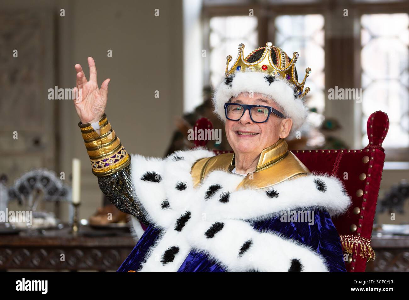 Birmingham, Royaume-Uni. 23 septembre 2025. La célébrité de la télévision Christopher porte la couronne lors du lancement officiel de la pantomime Robin des bois à Aston Hall, Birmingham. Le spectacle qui est à l'hippodrome de Birmingham en décembre, met en vedette Gok Wan dans le rôle de 'Gok' Scarlet, Matt Slack dans le rôle de Robin des bois, Faye Tozer dans le rôle de Maid Marion et Matt Cardle dans le rôle du shérif de Nottingham. Le line-up All star est complété par Andrew Ryan dans le rôle d'Henrietta Hood, Sandra Marvin dans le rôle de The Spirit of Sherwood, et Christopher Biggins, royauté de pantomime, qui fait une apparition spéciale dans le rôle du roi Richard. Crédit : Peter Lopeman/Alamy Live News Banque D'Images