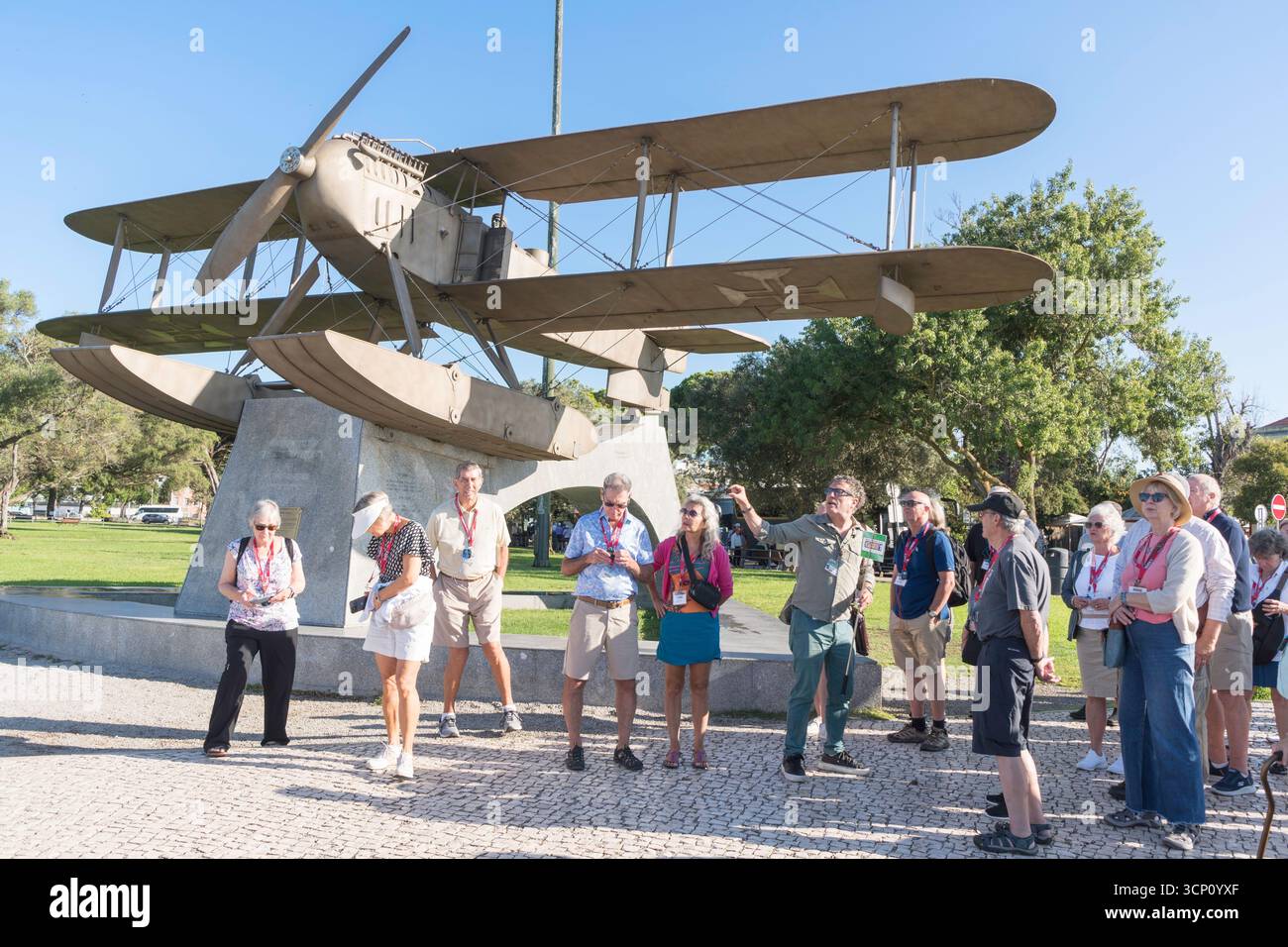 Un guide touristique avec un groupe de visiteurs au Monument à la première traversée aérienne de l'Atlantique Sud, à Belem, Lisbonne, Portugal Banque D'Images