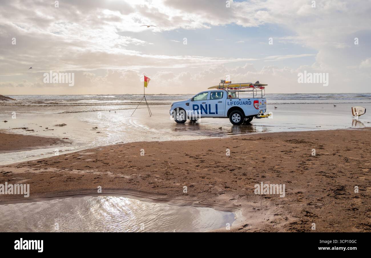 Opérations de sauveteurs de la RNLI à marée basse dans la ville de Bude, dans le nord des Cornouailles. Banque D'Images