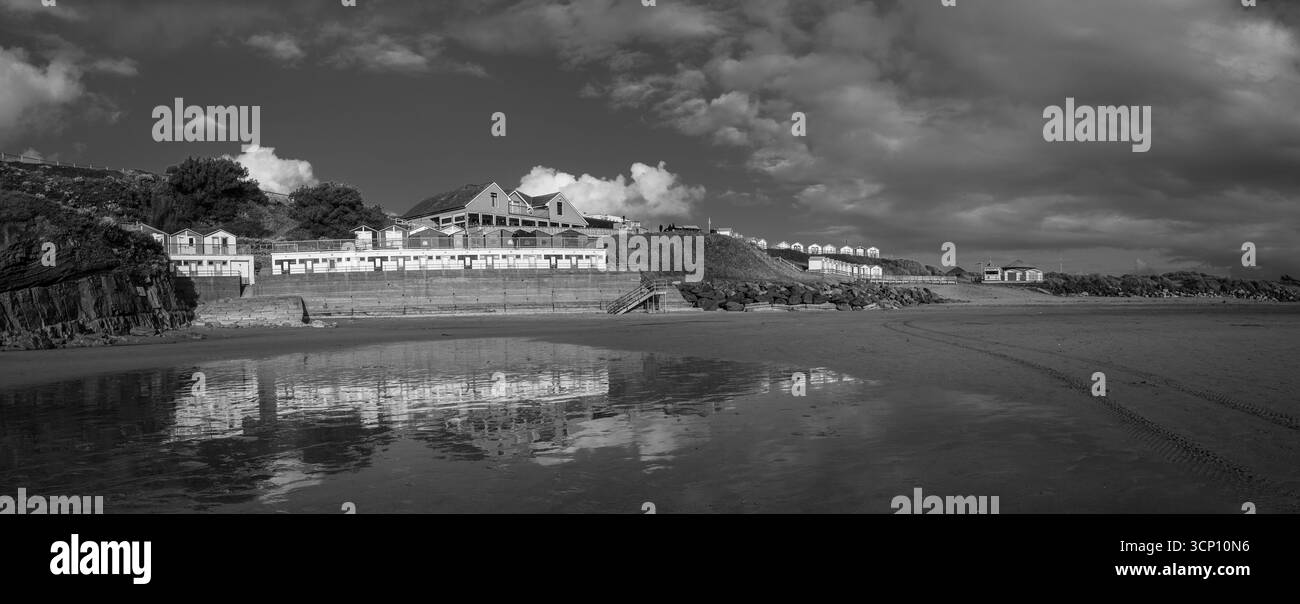 Cabanes de plage colorées surplombant la plage de Summerleaze Beach à marée basse, Bude, Cornouailles du Nord. Banque D'Images