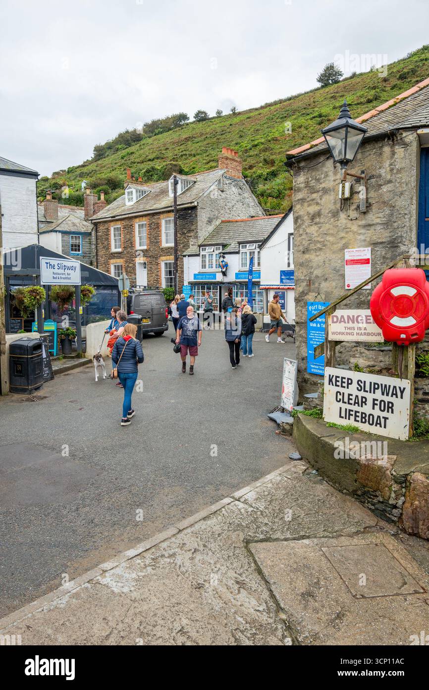 Les rues étroites et les ruelles avec des bâtiments blanchis à la chaux et des chalets au village de pêcheurs côtier de North Cornish à Port Issac, Cornwall. Banque D'Images