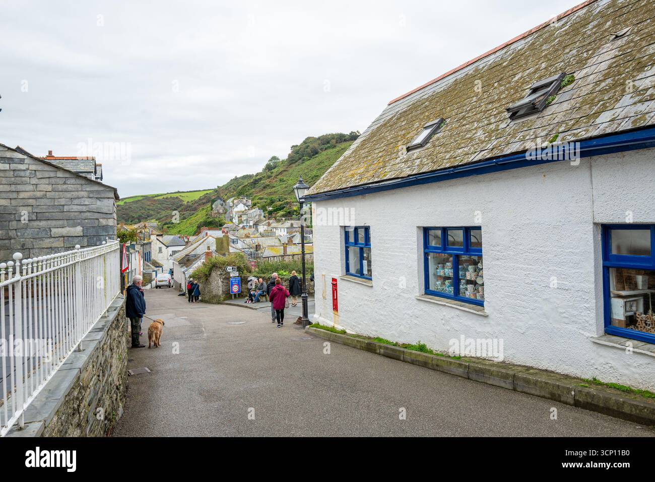 Les rues étroites et les ruelles avec des bâtiments blanchis à la chaux et des chalets au village de pêcheurs côtier de North Cornish à Port Issac, Cornwall. Banque D'Images