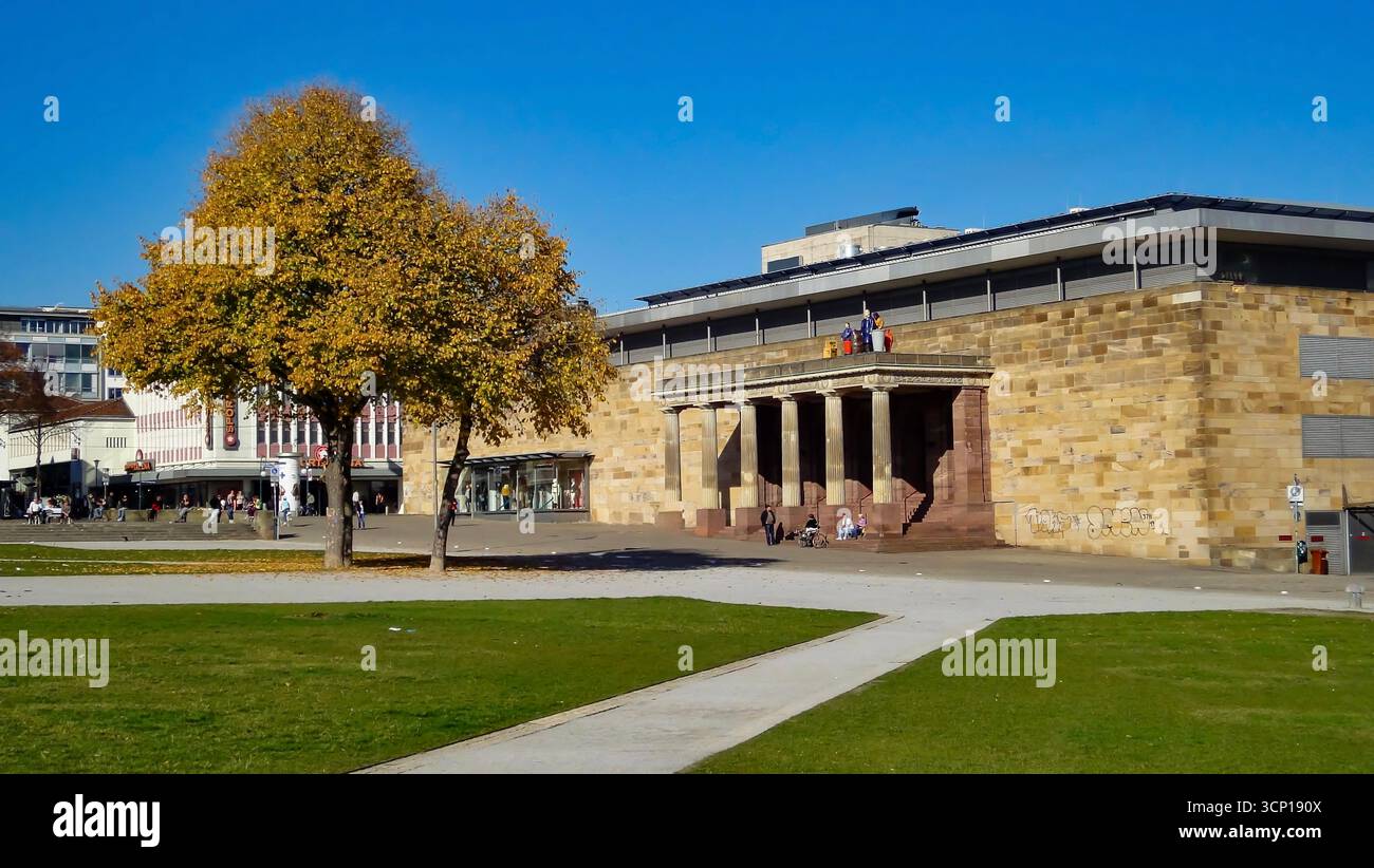 Musée Fridericianum avec arbre d'automne sur la place Friedrichsplatz, Kassel, Hesse, Allemagne, sous ciel bleu clair. Banque D'Images