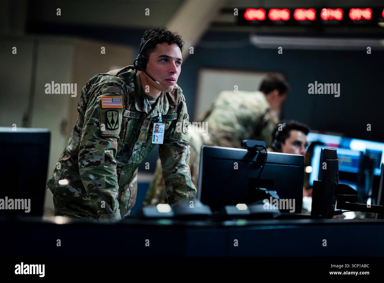 A House of Dynamite (2025) réalisé par Kathryn Bigelow et Anthony Ramos dans le rôle du major Daniel Gonzalez. Les responsables AMÉRICAINS font la course pour identifier et arrêter un missile nucléaire entrant lancé par une puissance étrangère. Photographie publicitaire À USAGE ÉDITORIAL EXCLUSIF. Crédit : BFA / Eros Hoagland / Netflix Banque D'Images