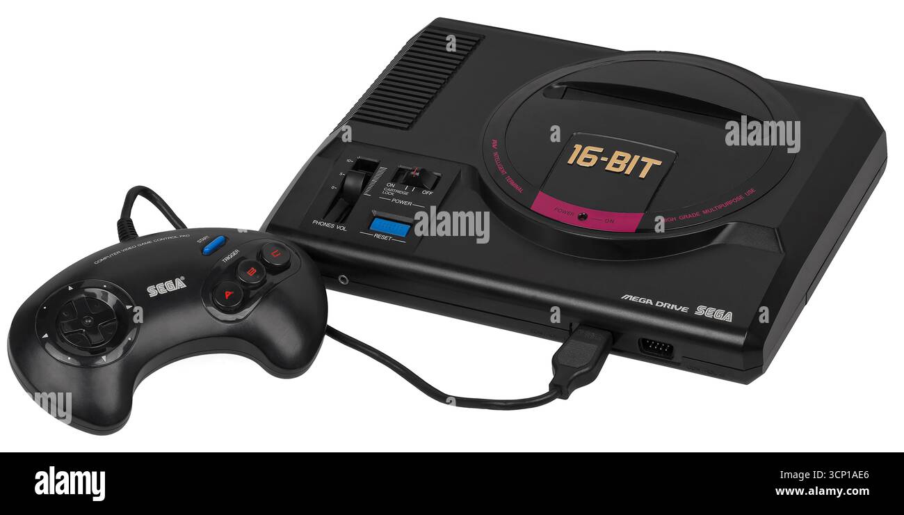 Console de jeu vidéo japonaise Sega Mega Drive avec manette Banque D'Images