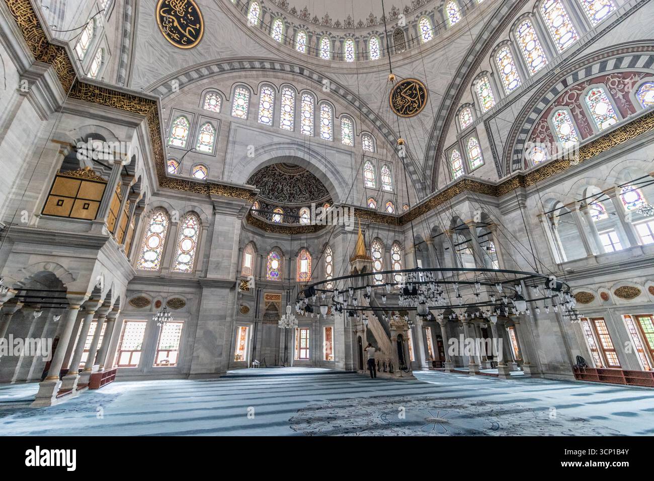 ISTANBUL, TURQUIE - 18 SEPTEMBRE 2022 : intérieur de la mosquée Nuruosmaniye à Istanbul, Turquie Banque D'Images