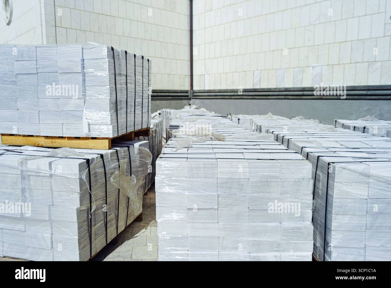 Enveloppé dans des blocs de pierre blanche de film pour le revêtement de façade. Matériau de finition extérieure durable utilisé dans l'architecture moderne et le revêtement mural décoratif Banque D'Images