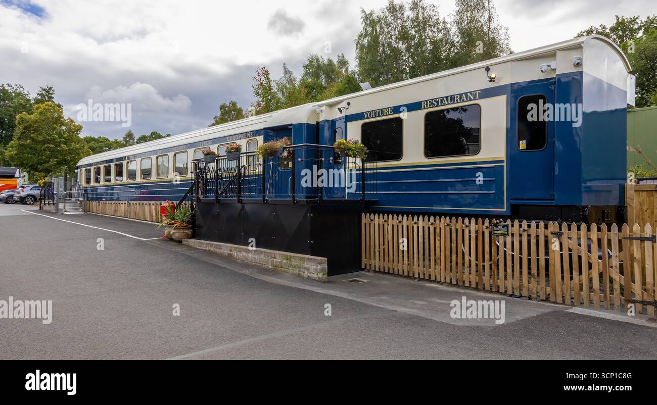 Le restaurant Wee Choo Choo Tai est un avant-goût du sud de la Thaïlande installé dans des wagons de chemin de fer à côté d'un parking à Pitlochry, Perthshire, en Écosse Banque D'Images