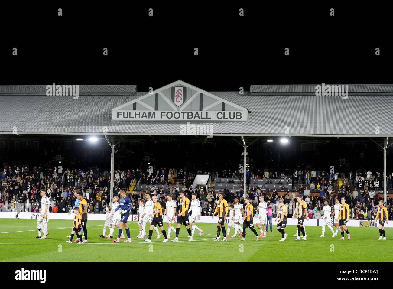 Les deux équipes sortent avant le match de troisième tour de la Coupe Carabao à Craven Cottage, Londres. Date de la photo : mardi 23 septembre 2025. Banque D'Images