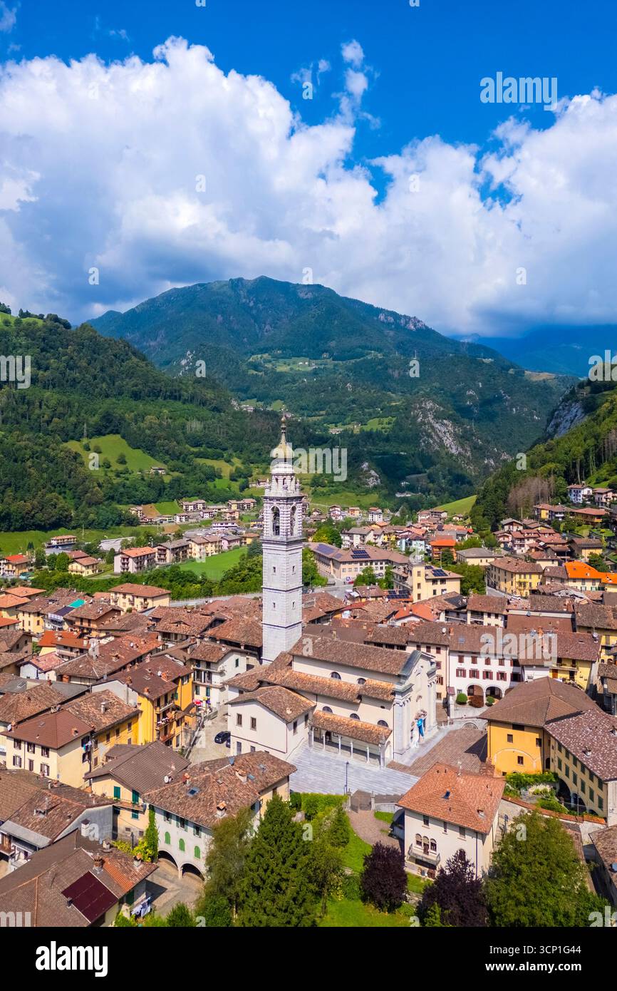 Vue aérienne du magnifique village d'Ardesio en été. Ardesio, alpes Orobie, Lombardy district, Bergame province, Italie, Europe. Banque D'Images