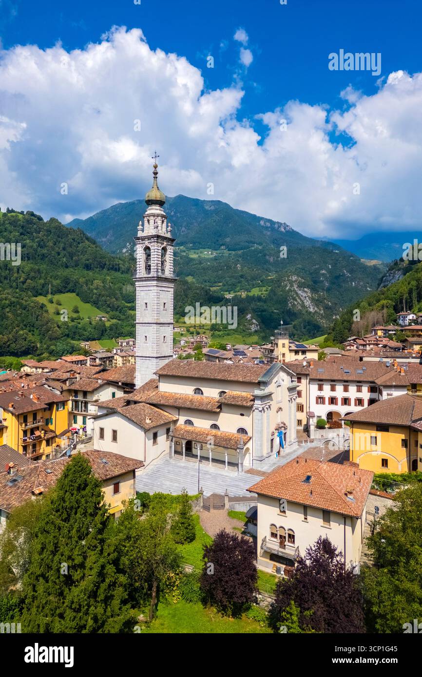 Vue aérienne du magnifique village d'Ardesio en été. Ardesio, alpes Orobie, Lombardy district, Bergame province, Italie, Europe. Banque D'Images