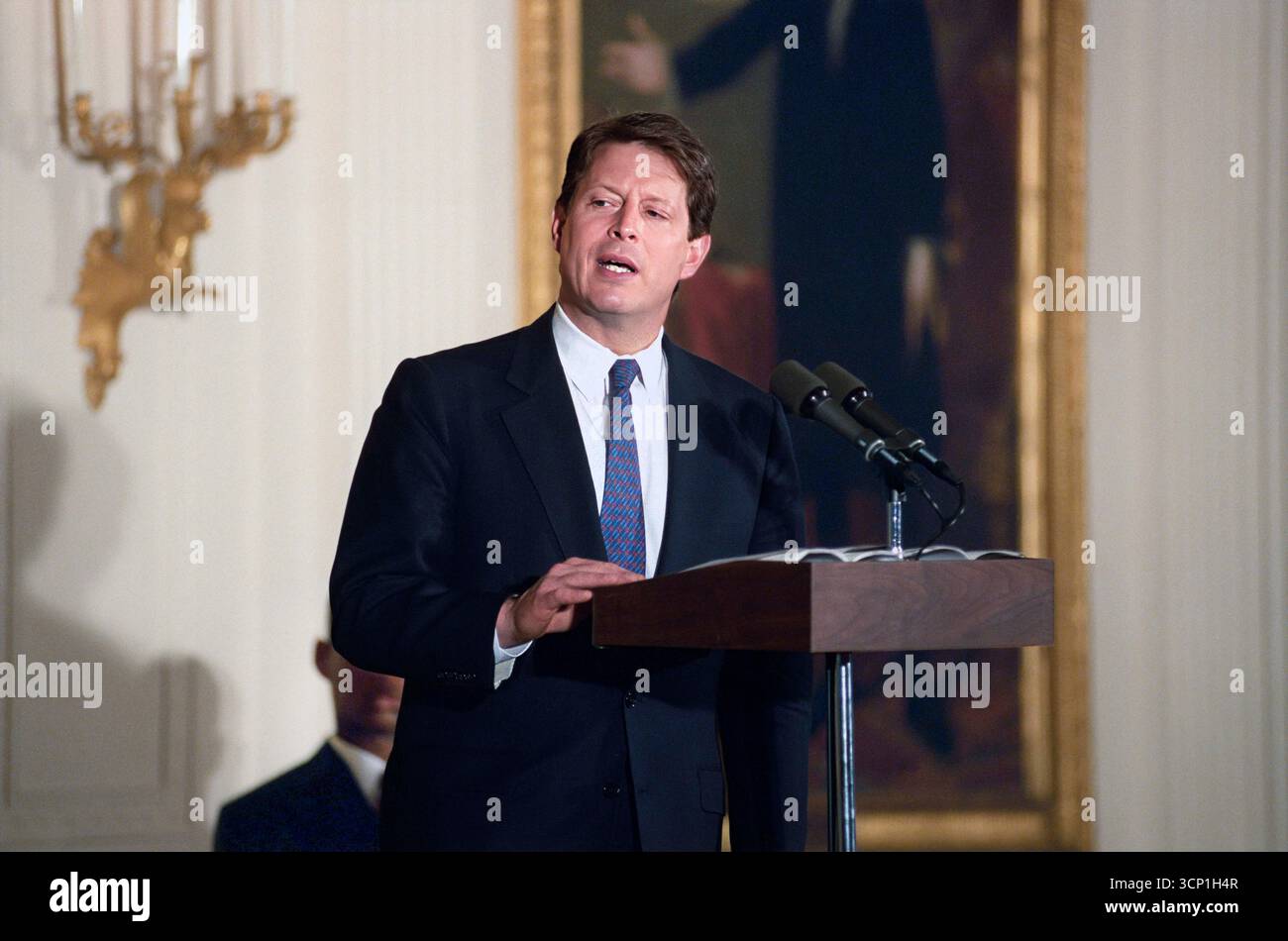 Le vice-président américain Al Gore s'exprimant lors de l'événement de l'initiative emplois d'été, East Room, Maison Blanche, Washington, D.C. USA, Barbara Kinney, photographe de la Maison Blanche, 29 mars 1993 Banque D'Images
