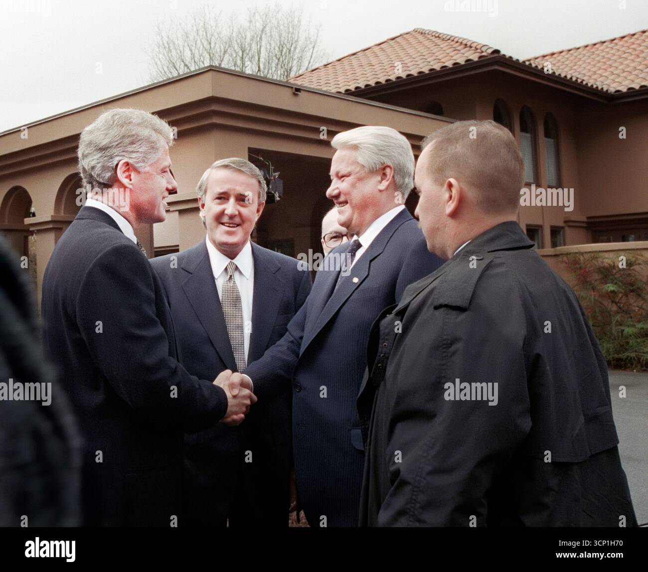 Le président américain Bill Clinton serrant la main du président russe Boris Eltsine alors que le premier ministre canadien Brian Mulroney regarde devant la résidence du président de l'Université de la Colombie-Britannique, Vancouver, Colombie-Britannique, Canada, Bob McNeely, photographe de la Maison Blanche, 3 avril 1993 Banque D'Images