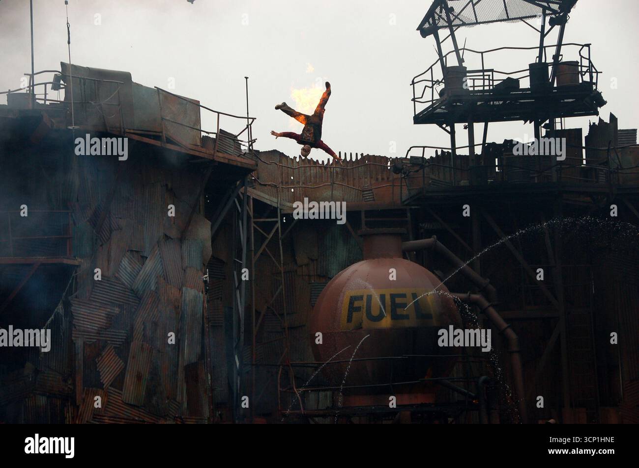 Cascadeur en plongée dans le feu depuis une plate-forme pendant le spectacle Waterworld à Universal Studios Hollywood, mettant en scène des effets d'action palpitants Banque D'Images
