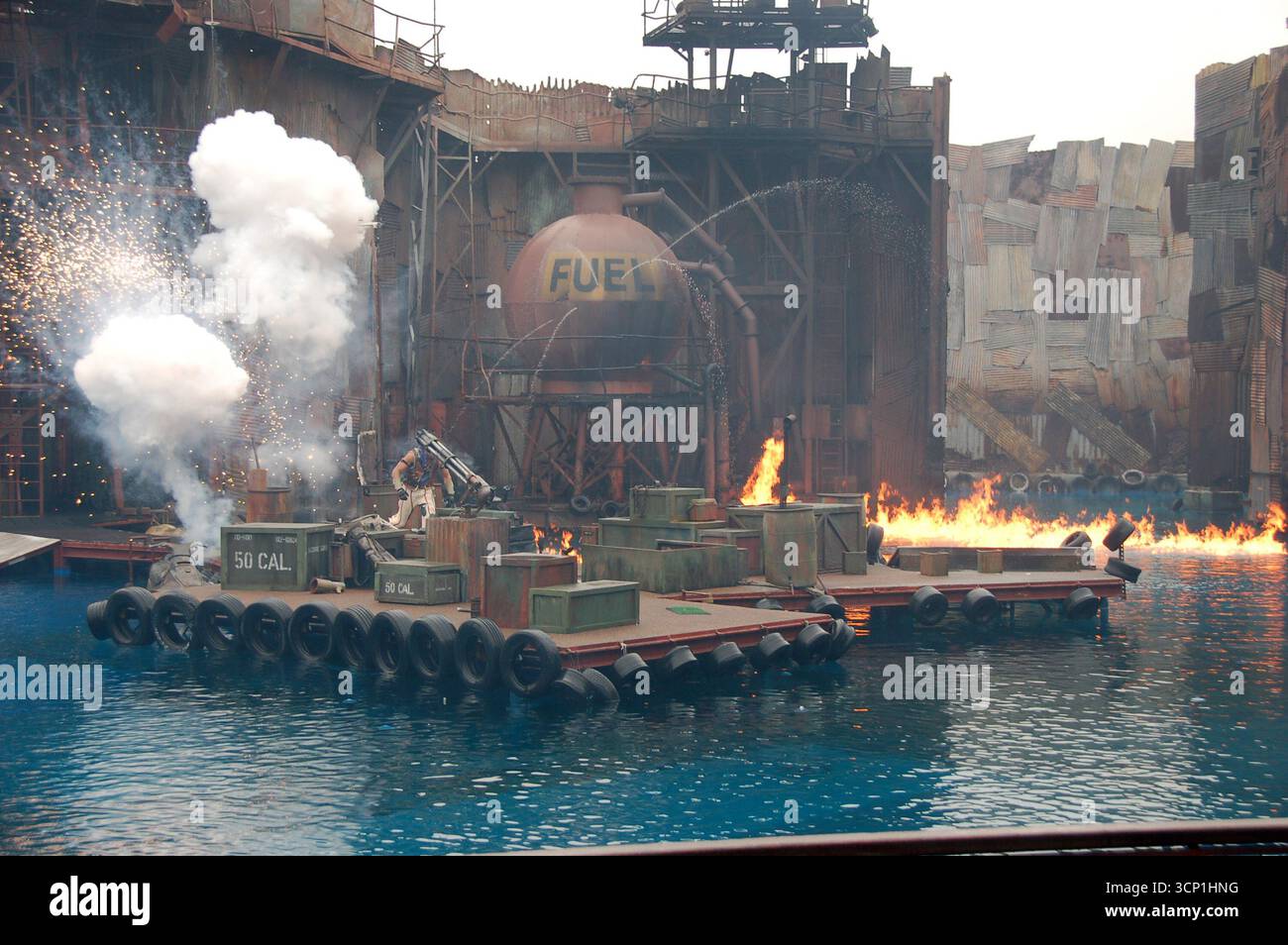 Scène d'action explosive pendant le spectacle Waterworld live à Universal Studios Hollywood, avec des artistes du feu, de la fumée et des cascadeurs sur une plate-forme flottante Banque D'Images