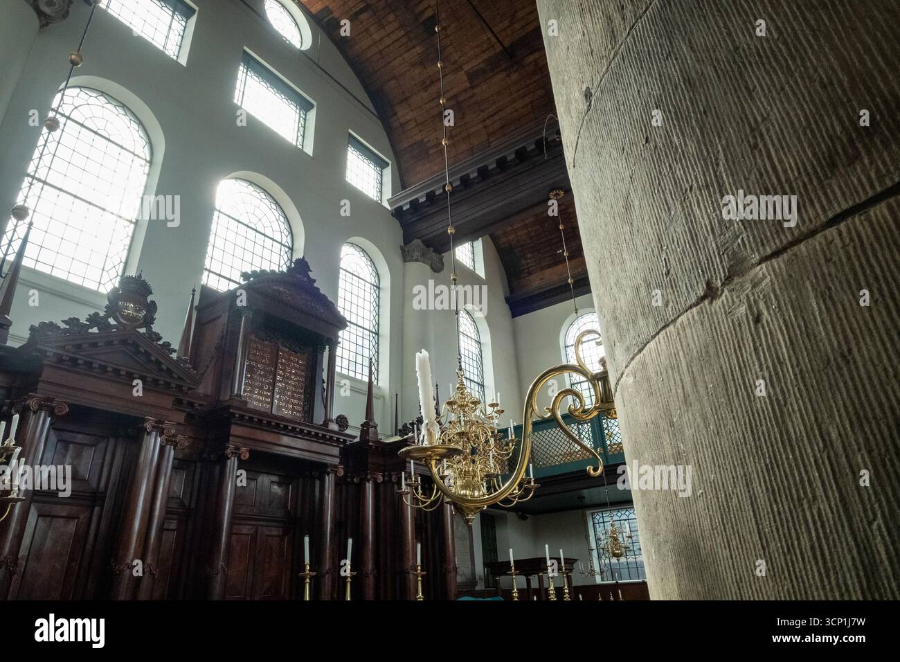 Intérieur de la synagogue portugaise séfarade dans l'ancien quartier juif d'Amsterdam, autrefois le plus grand lieu de culte juif au monde. Banque D'Images