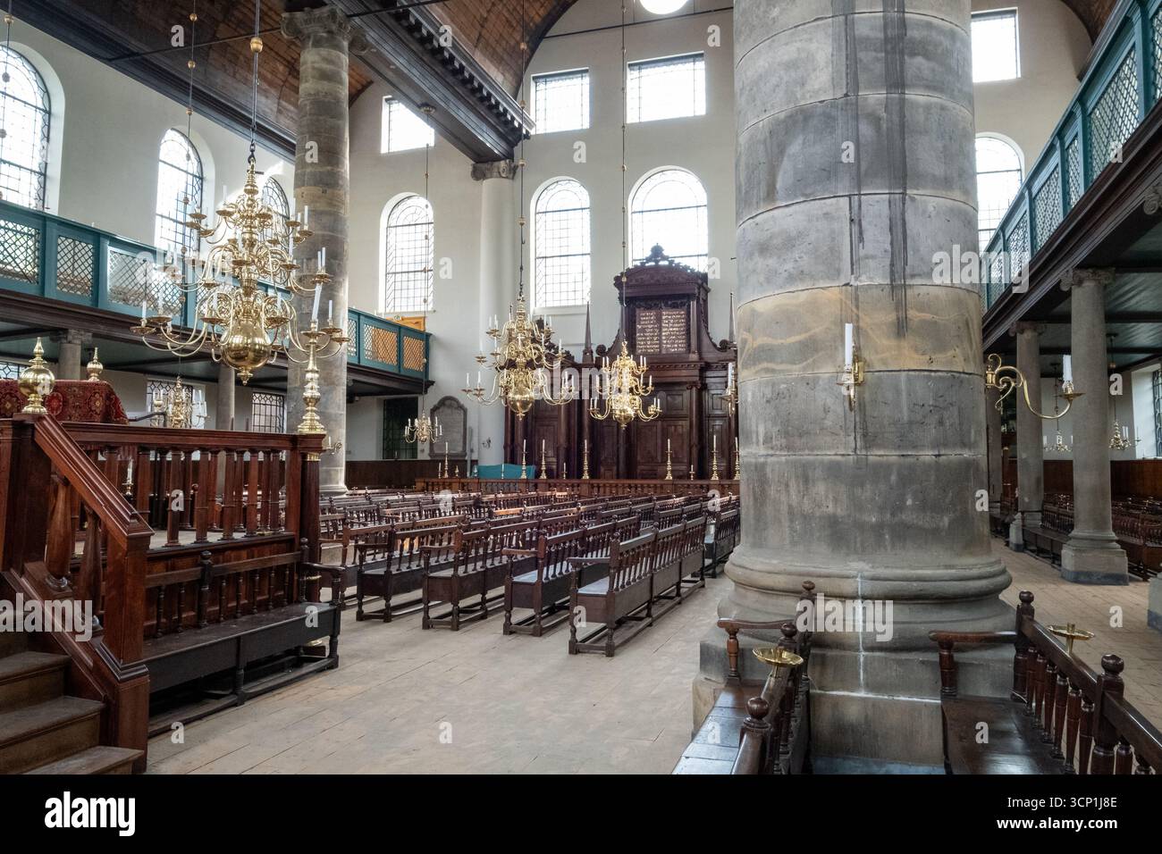 Intérieur de la synagogue portugaise séfarade dans l'ancien quartier juif d'Amsterdam, autrefois le plus grand lieu de culte juif au monde. Banque D'Images